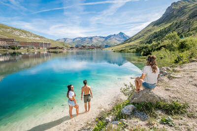 Vacanciers les pieds dans l'eau turquoise du Lac de Tignes